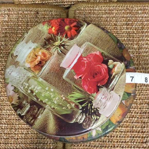 Two (2) Vintage Tins for cookies, candy, sewing, buttons, hair accessories, etc. - Picture 5 of 5